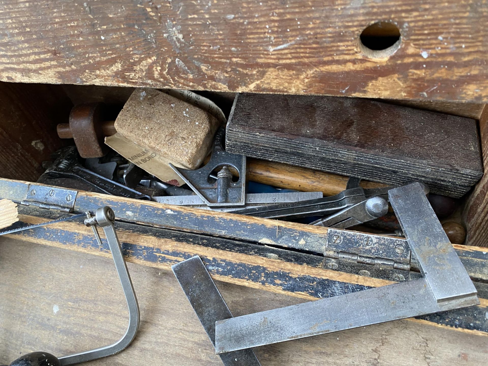 A VINTAGE WOODEN JOINERS CHEST WITH AN ASSORTMENT OF TOOLS TO INCLUDE SPANNERS, SET SQUARES AND SAWS - Bild 3 aus 3