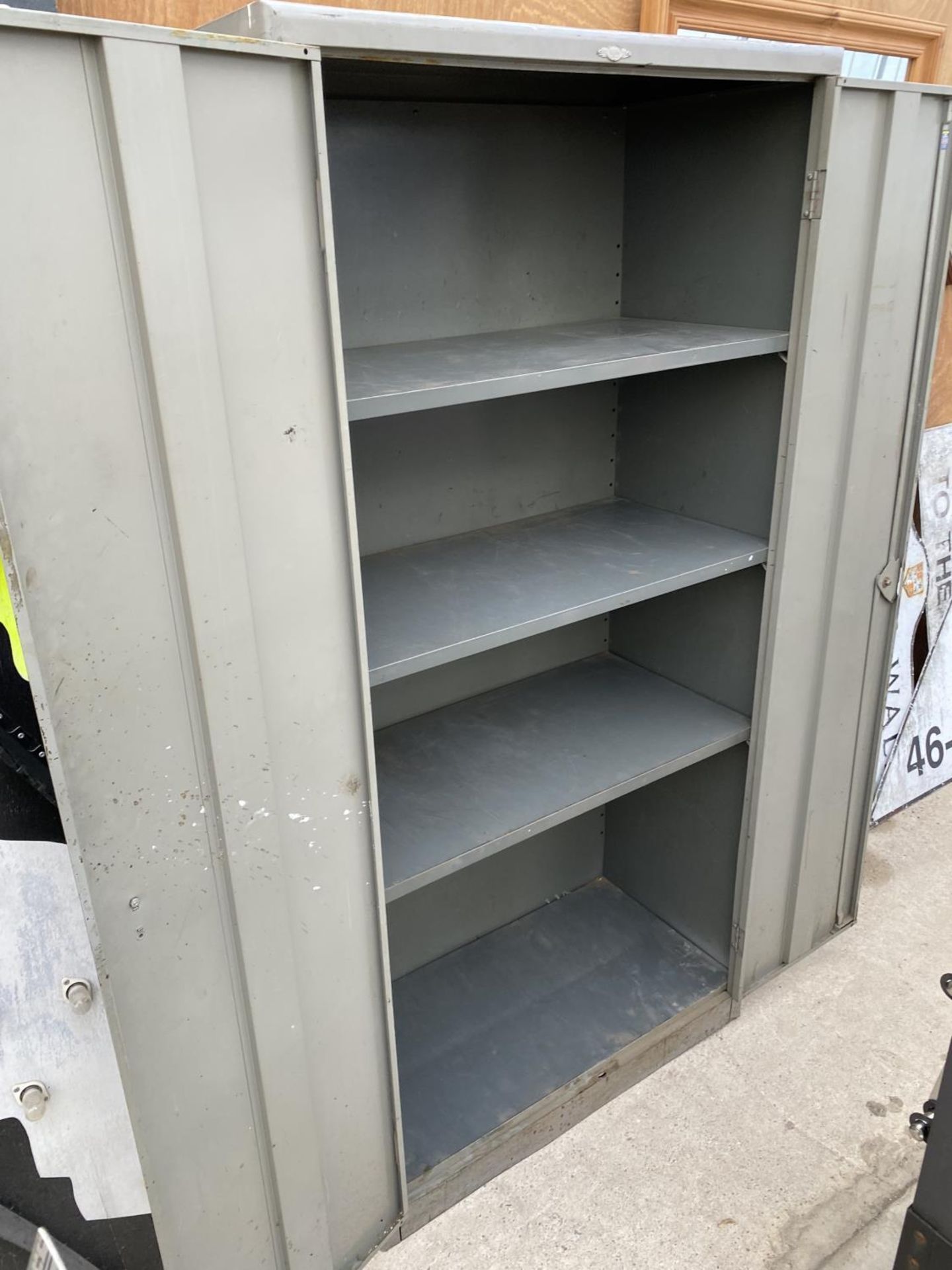 A VINTAGE METAL OFFICE STORAGE CABINET BEARING THE LABEL 'ART METAL LONDON' - Image 3 of 3