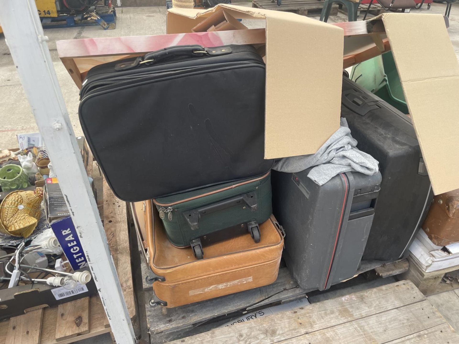 AN ASSORTMENT OF HOUSEHOLD CLEARANCE ITEMS TO INCLUDE SUITCASES AND A STOOL ETC - Image 2 of 2