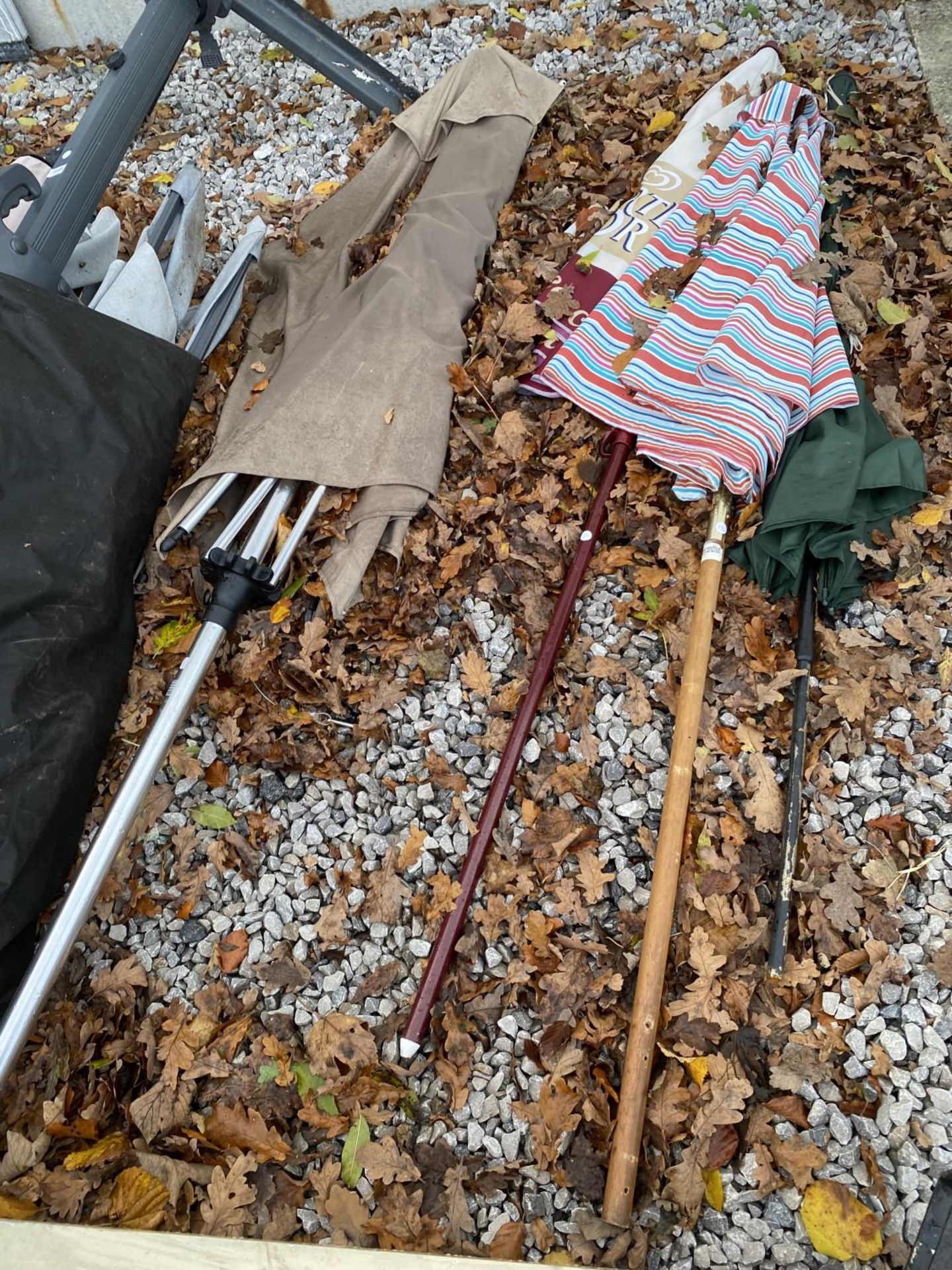 A LARGE ASSORTMENT OF GARDEN PARASOLS - Image 2 of 4