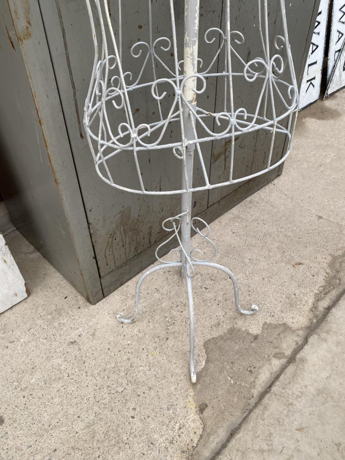 A METAL WIRE FRAMED MANEQUIN ON A STAND - Image 2 of 4
