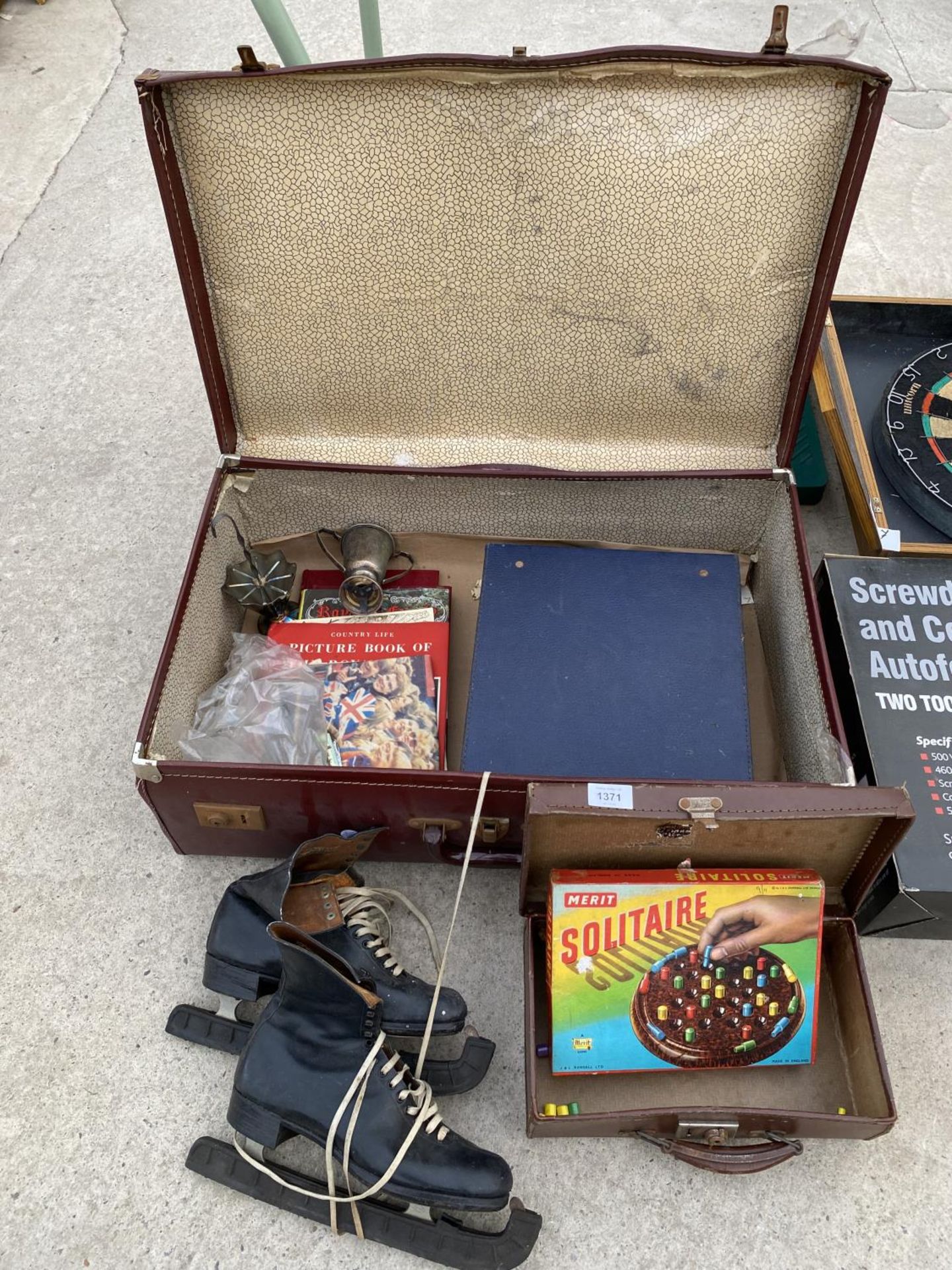 A LARGE ASSORTMENT OF VINTAGE ITEMS TO INCLUDE ICE SKATES, AN EPNS TROPHY AND BOOKS ETC