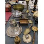 A QUANTITY OF SILVER PLATED ITEMS TO INCLUDE TANKARDS, A TRAY, CIGARETTE BOX, BOWLS, A BRASS VASE,