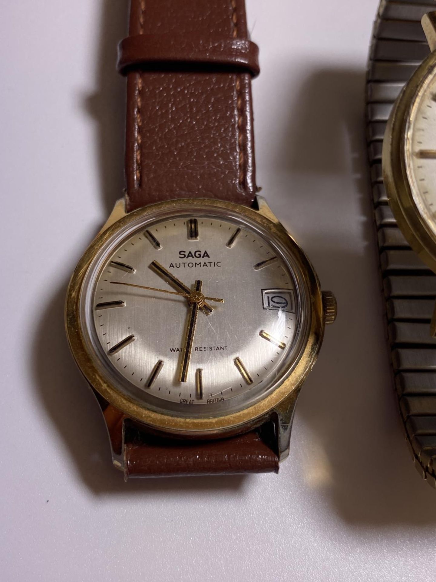 A GROUP OF THREE VINTAGE 19600/1970'S GENTS WATCHES - 'SMITHS' ASTRAL, 'TISSOT' & 'SAGA' AUTOMATIC - Image 2 of 4