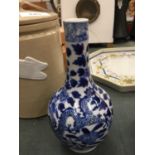 A LATE 19TH CENTURY/EARLY 20TH CENTURY CHINESE BUD VASE WITH SIGNATURE TO BASE HEIGHT 15CM