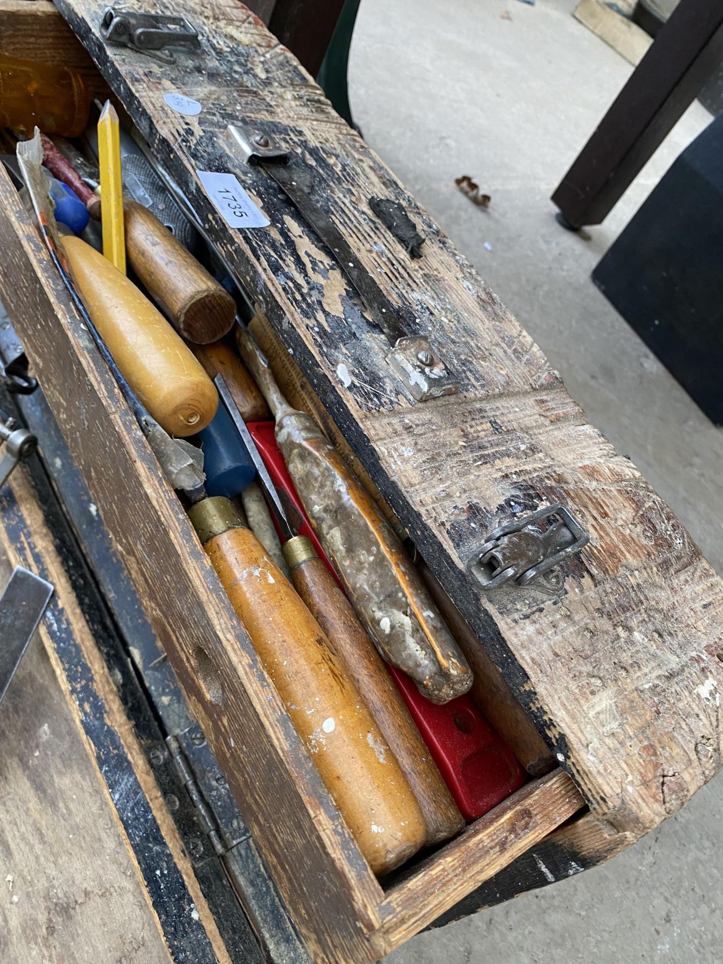 A VINTAGE WOODEN JOINERS CHEST WITH AN ASSORTMENT OF TOOLS TO INCLUDE SPANNERS, SET SQUARES AND SAWS - Bild 2 aus 3