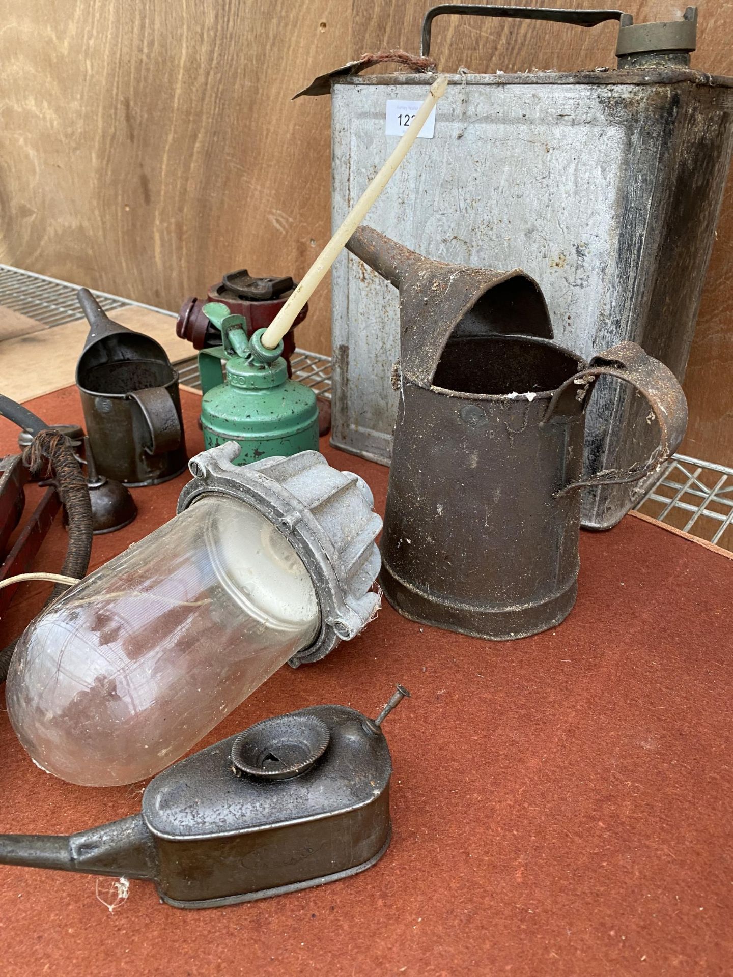 AN ASSORTMENT OF VINTAGE ITEMS TO INCLUDE A FUEL CAN, OIL CANS AND A LIGHT FITTING BEARING THE - Image 3 of 5