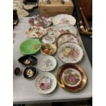 A QUANTITY OF CABINET PLATES, PIN TRAYS, ETC TO INCLUDE AYNSLEY, MASON'S AND ROYAL WORCESTER