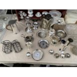 AN ASSORTMENT OF SILVER PLATED ITEMS TO INCLUDE A MILK JUG AND SUGAR BOWL SET, CANDLESTICK AND TOAST