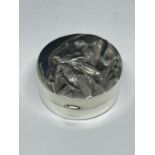 A MARKED SILVER PILL BOX WITH A HUNTING RETRIEVER AND BIRD DESIGN