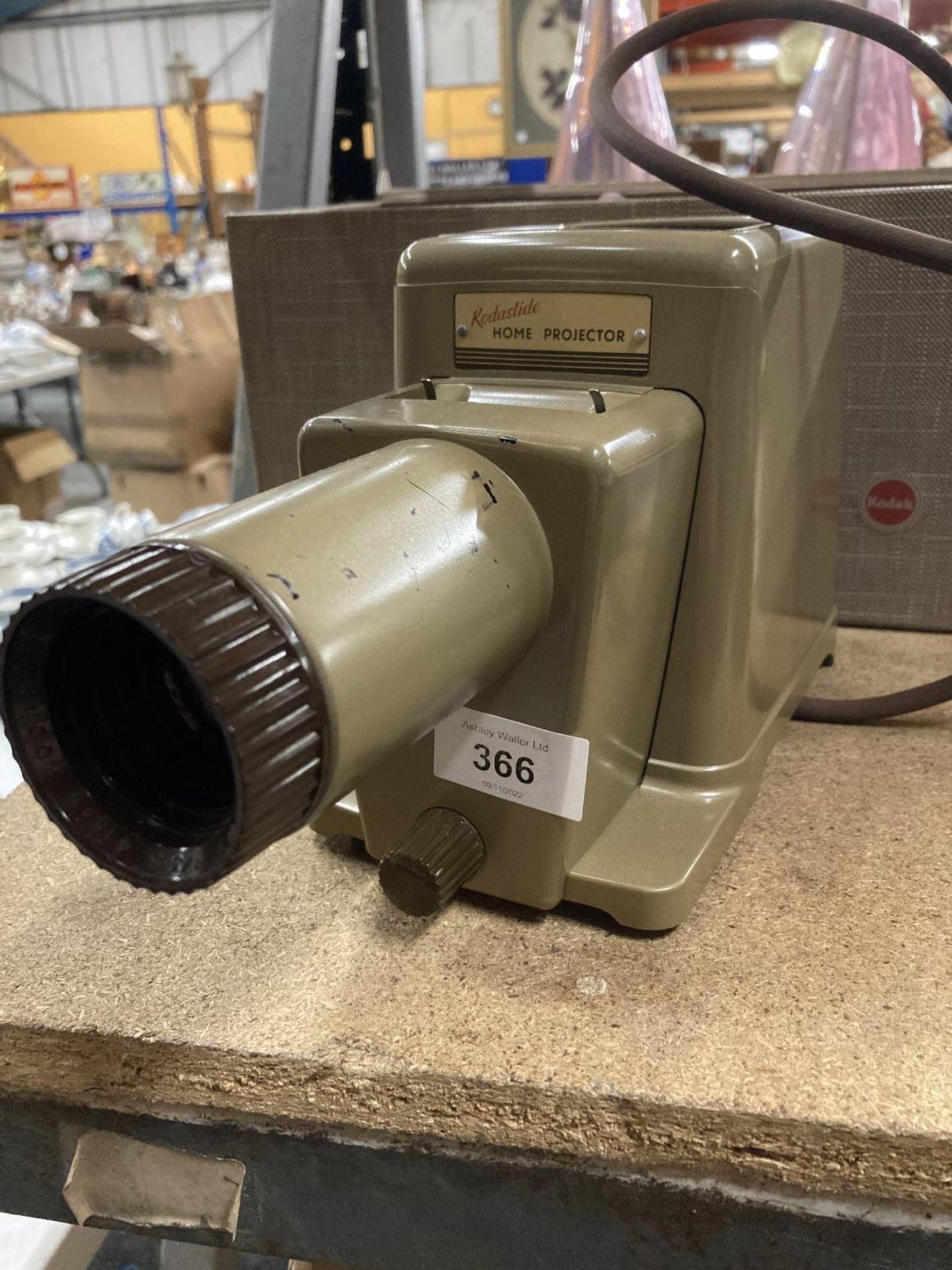 A VINTAGE KODASLIDE HOME PROJECTOR IN ORIGINAL CASE