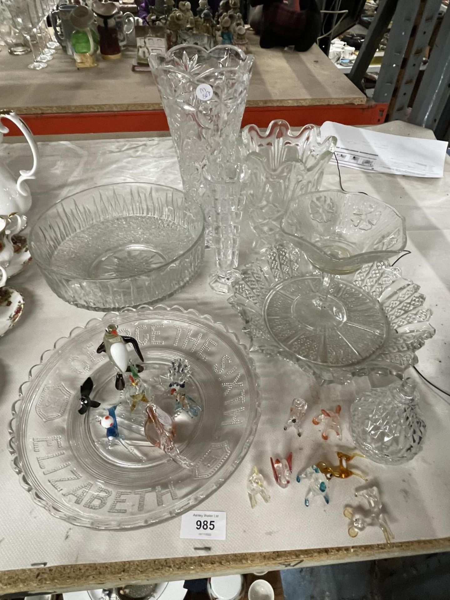 A QUANTITY OF GLASSWARE TO INCLUDE COLOURED ANIMALS, VASES, BOWLS AND PEAR SHAPED TRINKET