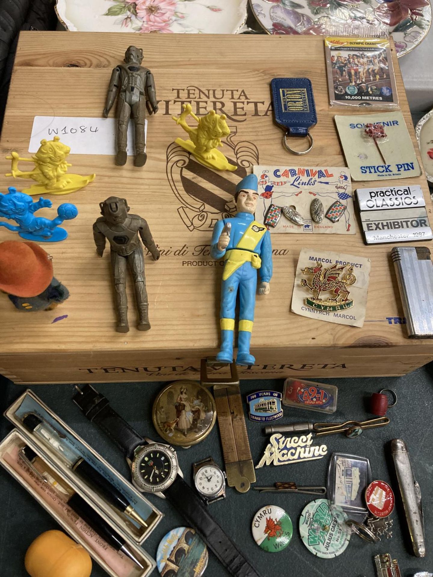 A CIGAR BOX CONTAINING A QUANTITY OF ITEMS TO INCLUDE ACTION FIGURES, BADGES, WATCHES, KEYRINGS, - Image 3 of 4