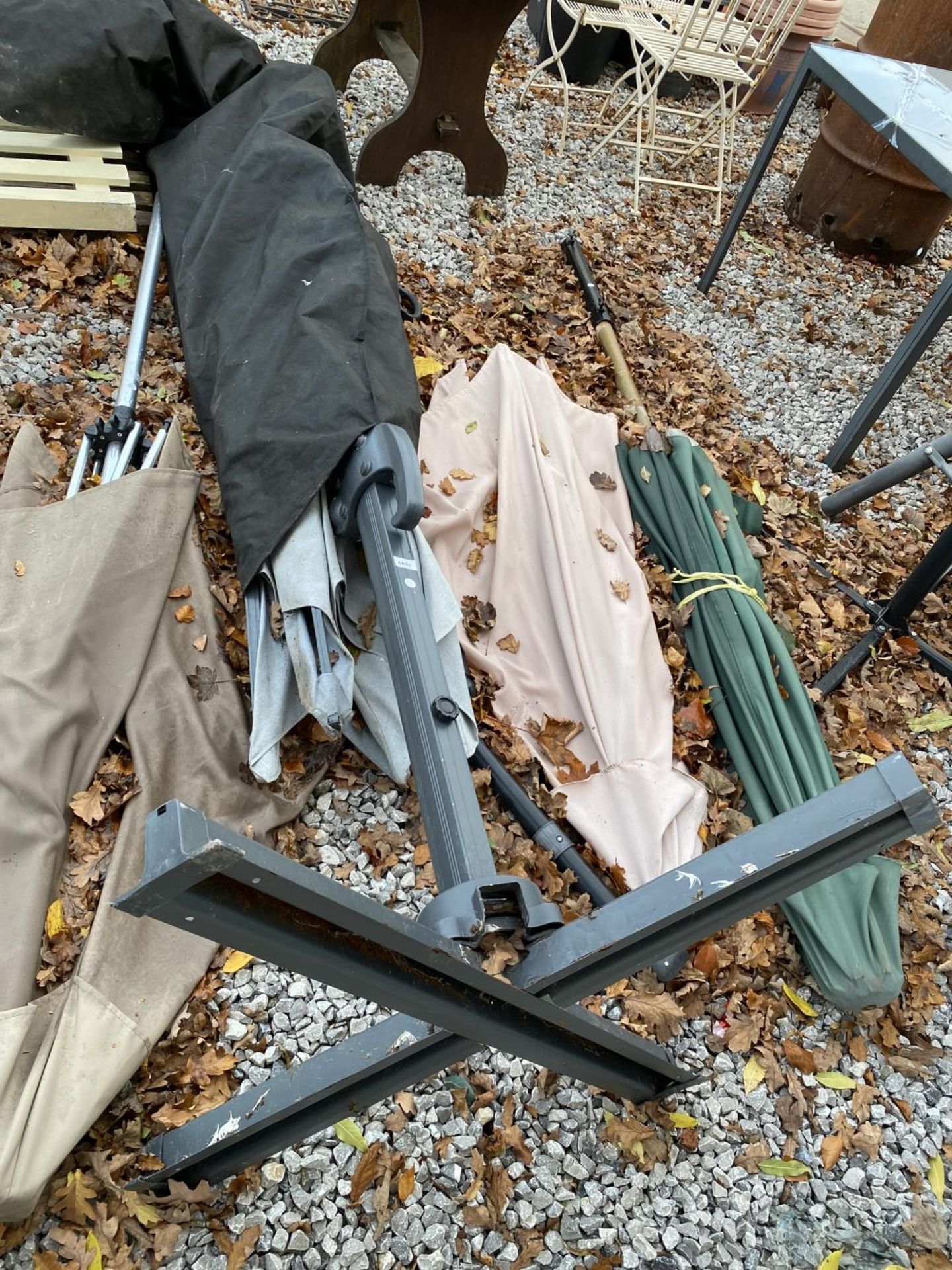 A LARGE ASSORTMENT OF GARDEN PARASOLS - Image 4 of 4