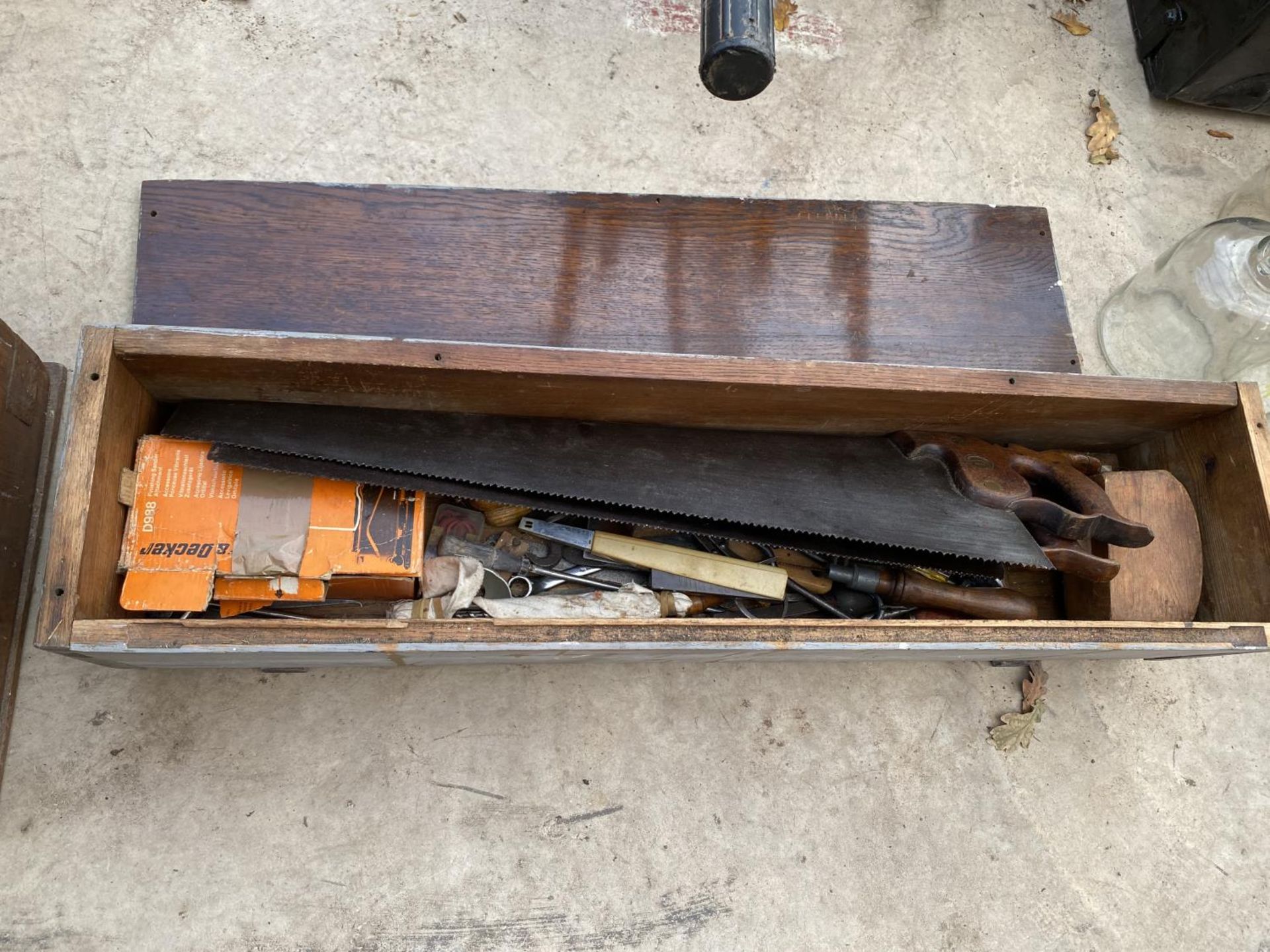 A VINTAGE WOODEN JOINERS CHEST CONTAINING TOOLS TO INCLUDE PLIERS, CALIPERS AND SAWS ETC - Bild 2 aus 5
