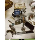A QUANTITY OF VINTAGE COLLECTABLES TO INCLUDE PENKNIFES, RAZORS, LETTER OPENER, LIGHTERS ETC