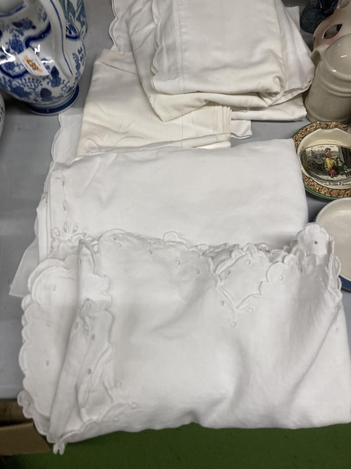 A COLLECTION OF LINEN TO INCLUDE PILLOW CASES AND TABLECLOTHS - Image 2 of 3