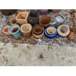 AN ASSORTMENT OF GARDEN ITEMS TO INCLUDE GLAZED PLANT POTS, TERRACOTTA PLANT POTS AND A GALVANISED