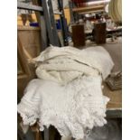 A COLLECTION OF VINTAGE LINEN, ETC TO INCLUDE TABLE CLOTHS, BLANKET/BEDSPREAD, ETC