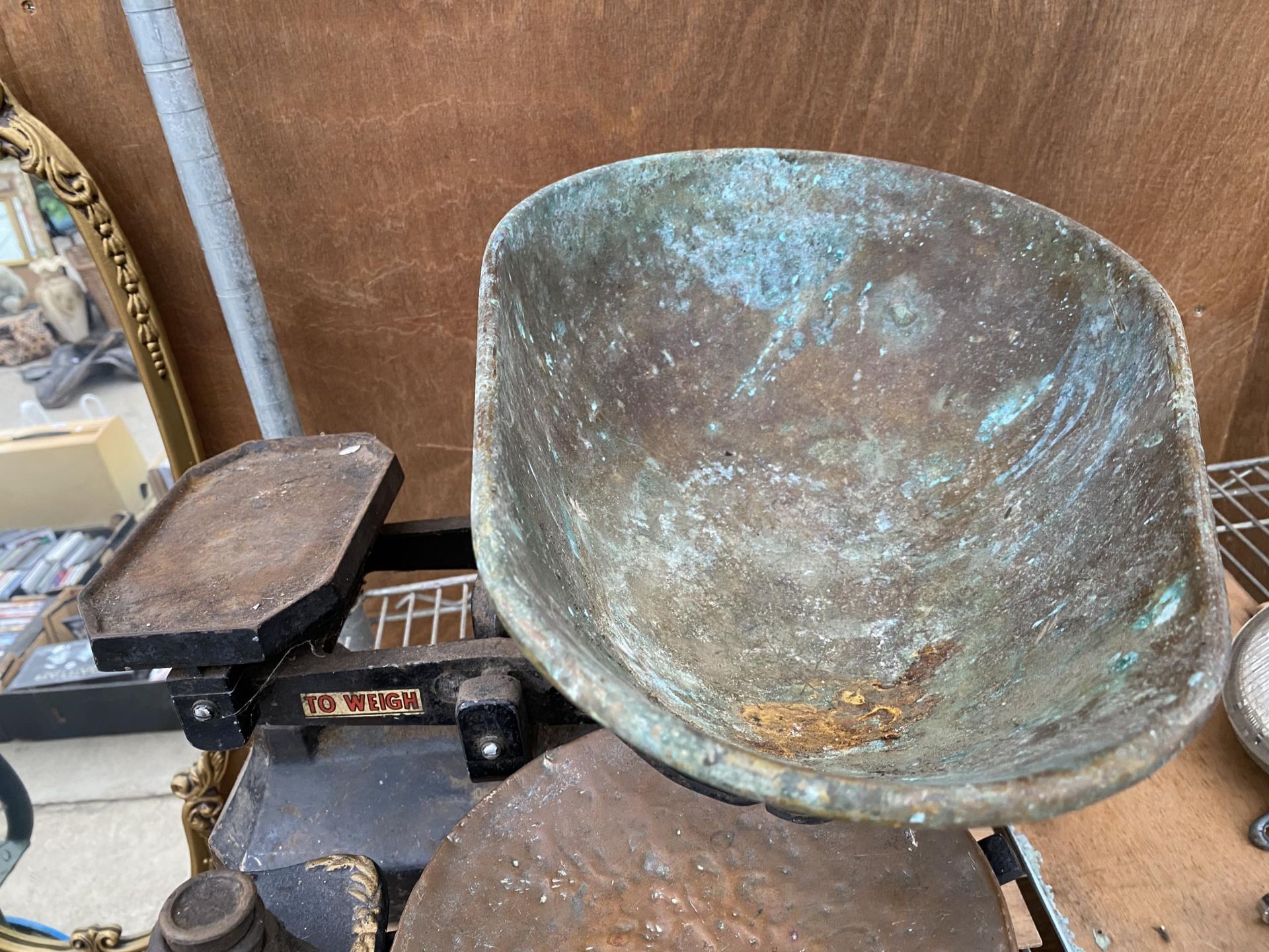 TWO SETS OF VINTAGE KITCHEN BALANCE SCALES AND A LARGE ASSORTMENT OF CAST WEIGHTS - Image 5 of 5