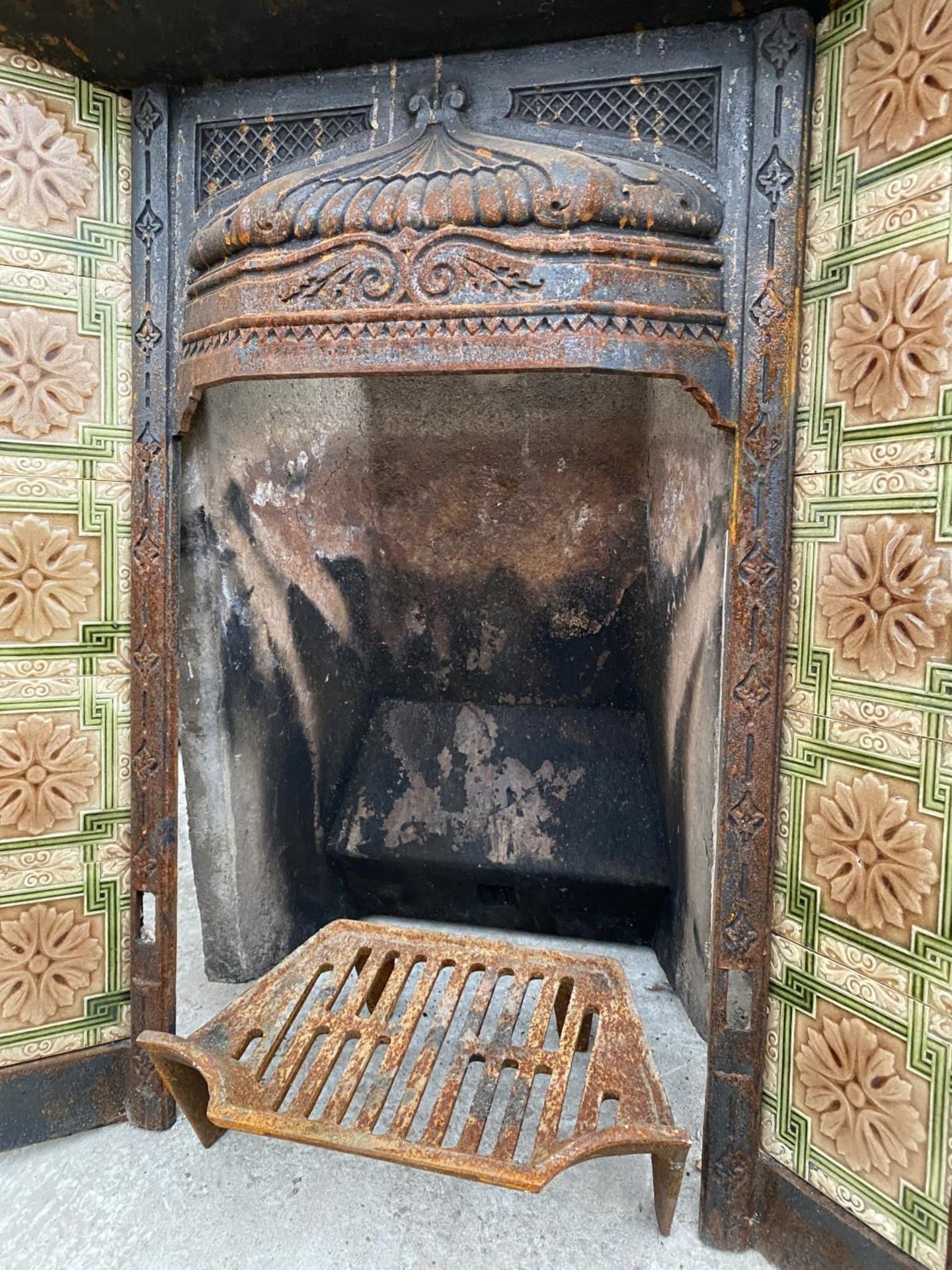 A VICTORIAN CAST IRON FIRE PLACE WITH TILED SURROUND AND FIRE GRATE (H:97CM W:97CM) - Image 3 of 3