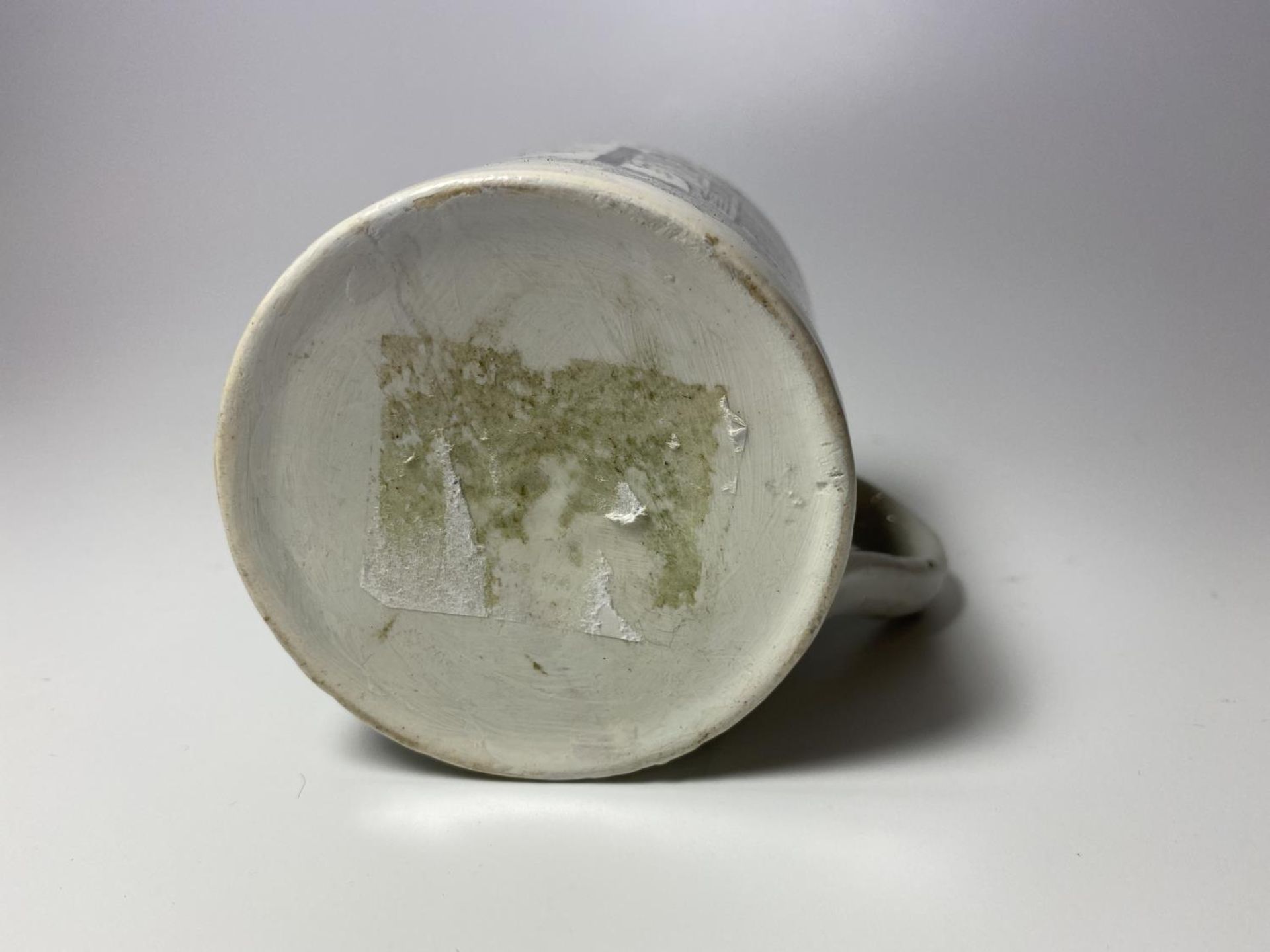 AN EARLY 19TH CENTURY POTTERY POEM CUP / MUG - 'FLOWERS NEVER FADE' (A/F) - Image 4 of 4