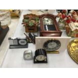 A QUANTITY OF CLOCKS TO INCLUDE A CUCKOO CLOCK, WALL CLOCK, VINTAGE MANTLE AND ALARM CLOCKS