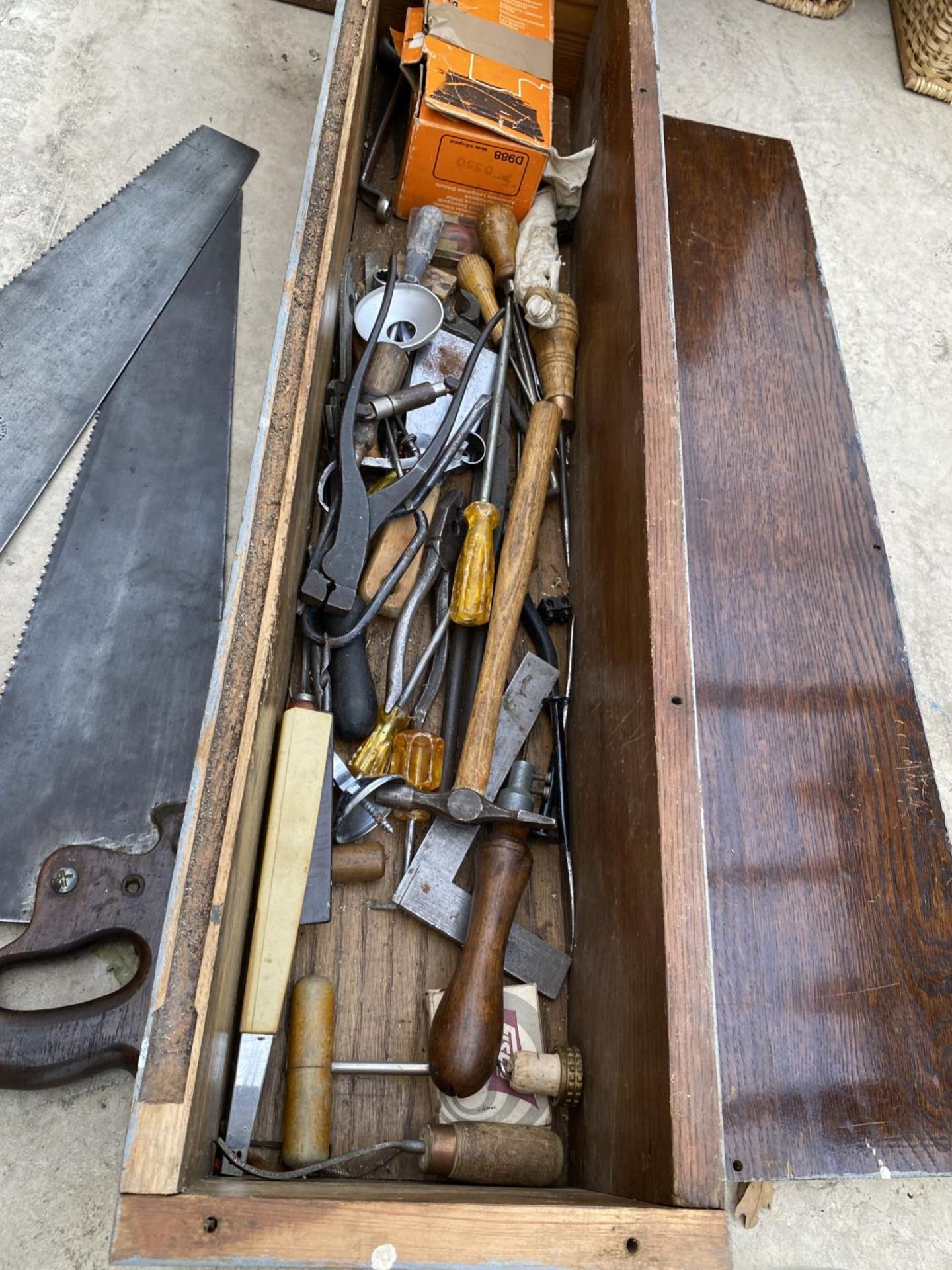A VINTAGE WOODEN JOINERS CHEST CONTAINING TOOLS TO INCLUDE PLIERS, CALIPERS AND SAWS ETC - Bild 4 aus 5