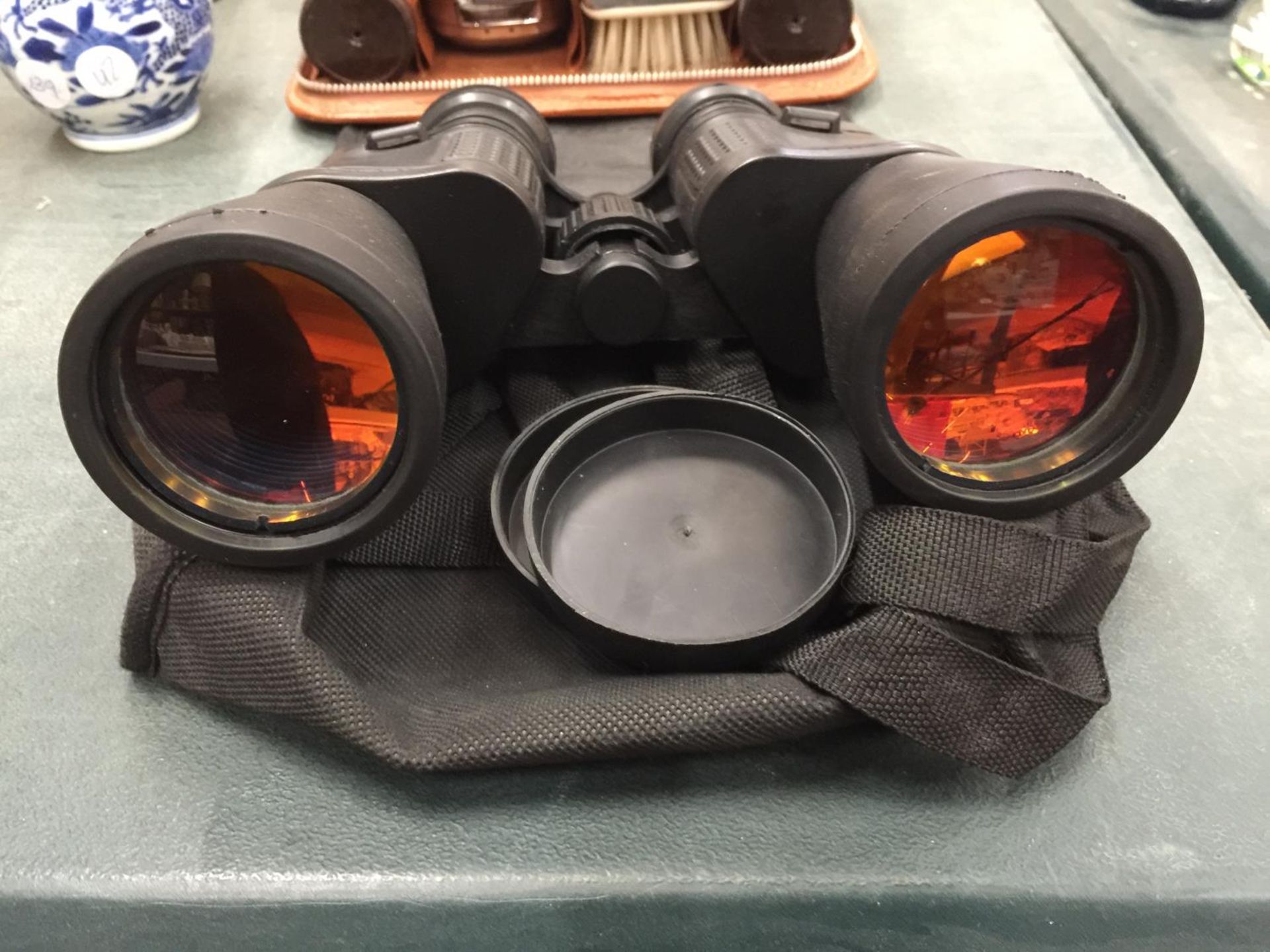 A PAIR OF FIELD BINOCULARS IN A CASE - Image 3 of 3