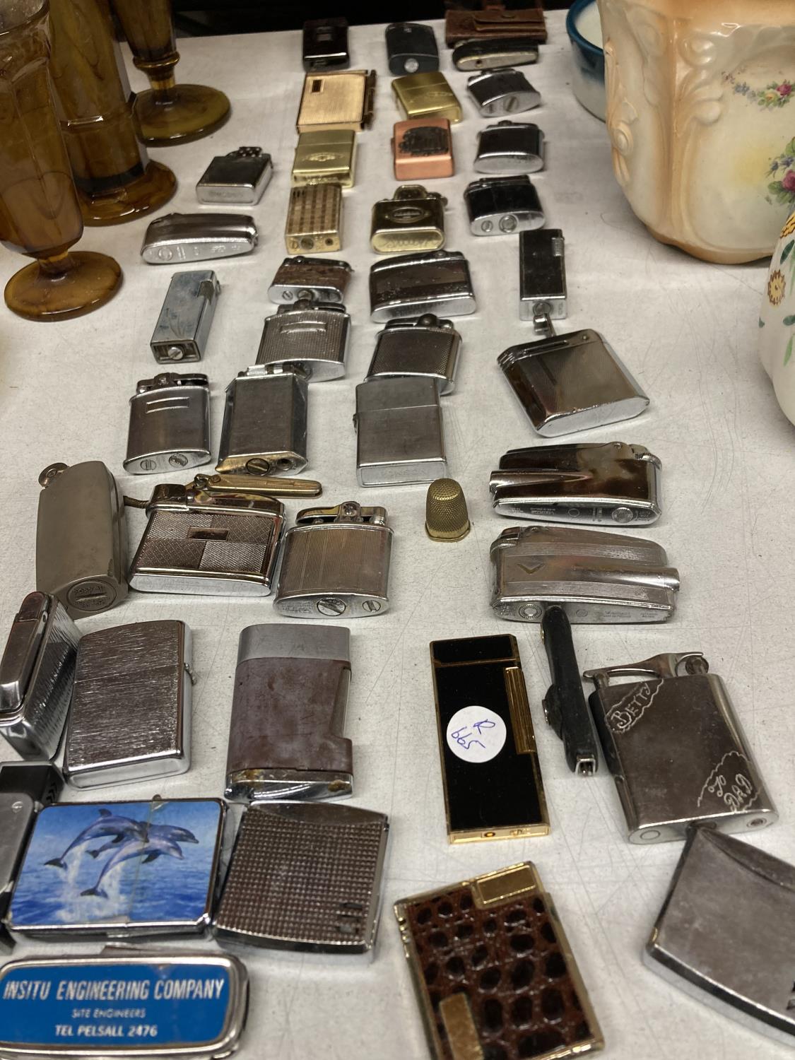 A LARGE QUANTITY OF VINTAGE LIGHTERS TO INCLUDE RONSON, ETC