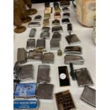 A LARGE QUANTITY OF VINTAGE LIGHTERS TO INCLUDE RONSON, ETC