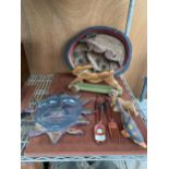 AN ASSORTMENT OF VINTAGE TREEN ITEMS TO INCLUDE A CARVED SPRINGBOK PLAQUE, CARVED ANIMALS AND A