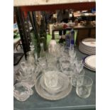 A COLLECTION OF GLASSWARE TO INCLUDE A ROYAL DOULTON GLASS, JUGS, VINTAGE BOTTLES, DISHES, TUMBLERS,