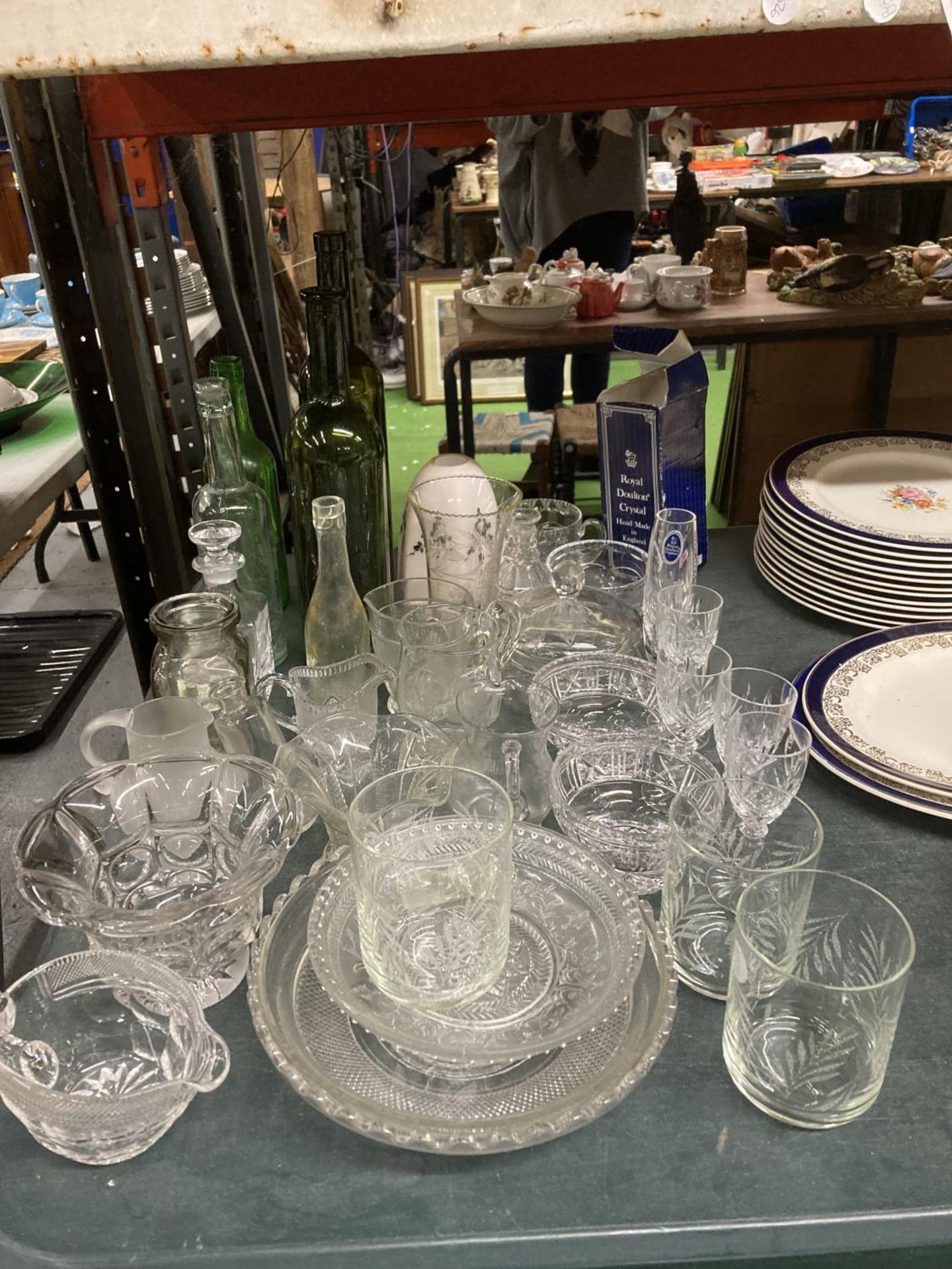 A COLLECTION OF GLASSWARE TO INCLUDE A ROYAL DOULTON GLASS, JUGS, VINTAGE BOTTLES, DISHES, TUMBLERS,