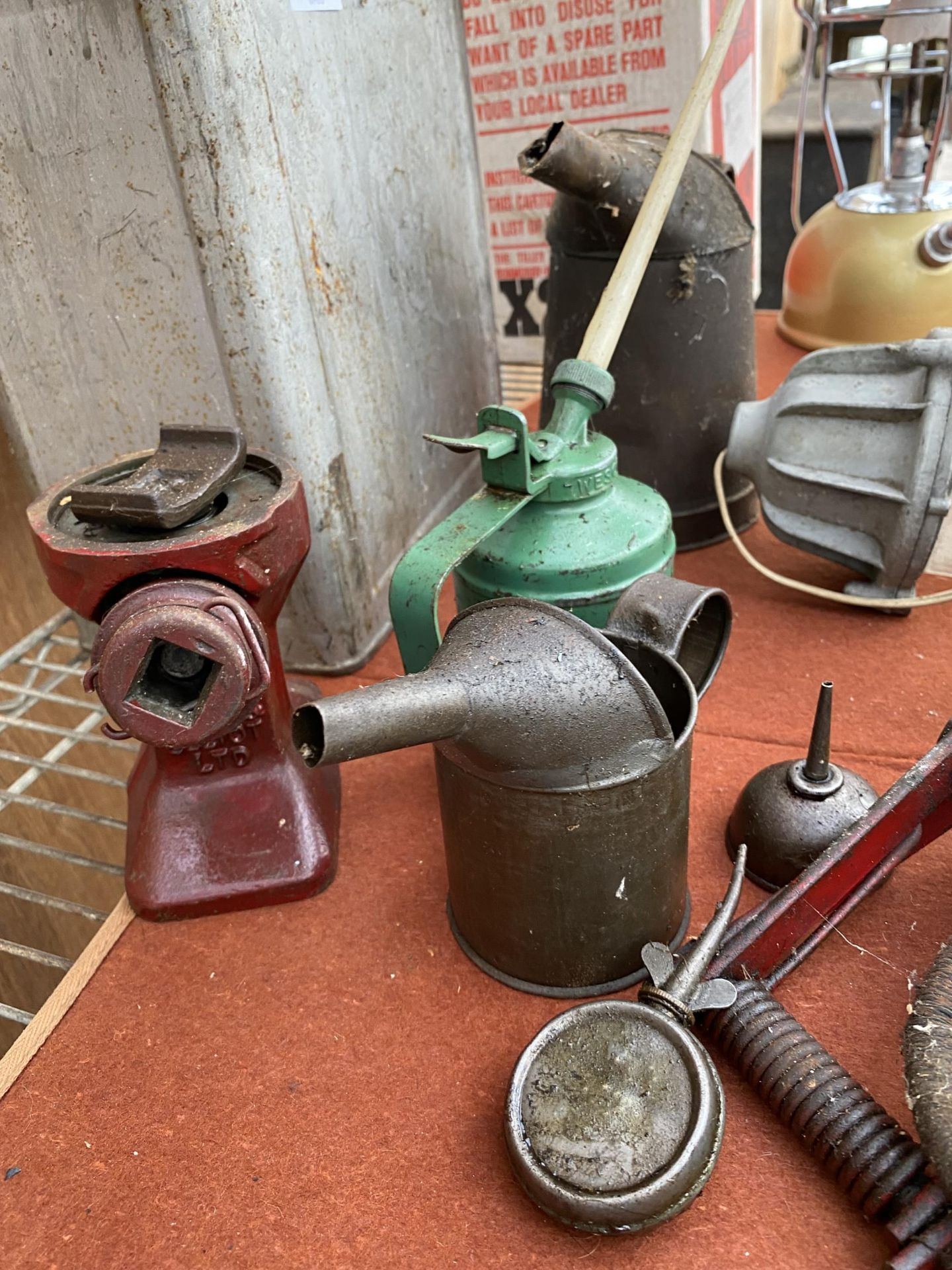 AN ASSORTMENT OF VINTAGE ITEMS TO INCLUDE A FUEL CAN, OIL CANS AND A LIGHT FITTING BEARING THE - Image 5 of 5