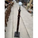 A MID 20TH CENTURY MAHOGANY STANDARD LAMP WITH TURNED AND KNURLED COLUMN ON STEPPED BASE