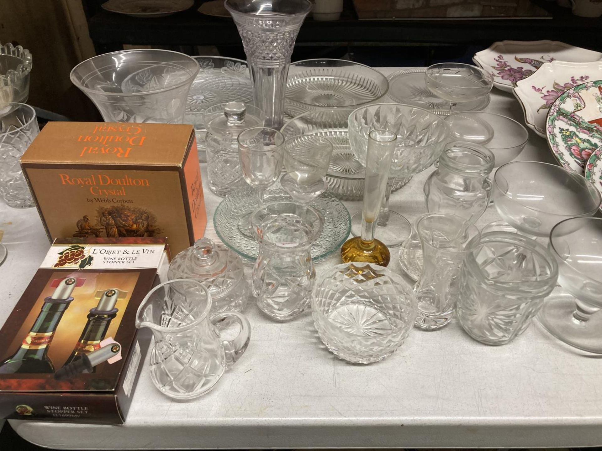 A QUANTITY OF VINTAGE GLASSWARE TO INCLUDE BOWLS, VASES, DESSERT DISHES, LIDDED POTS, GLASSES, ETC - Image 3 of 4
