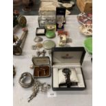 A MIXED LOT OF COLLECTABLE ITEMS TO INCLUDE A COMPACT WITH GREEN ENGINE TURNED ENAMEL, OSTUME