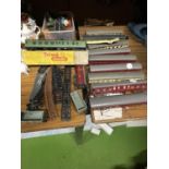 A COLLECTION OF TRAIN CARRIAGES, TRACK, A TRIANG RAILWAYS MODEL, VINTAGE CARS