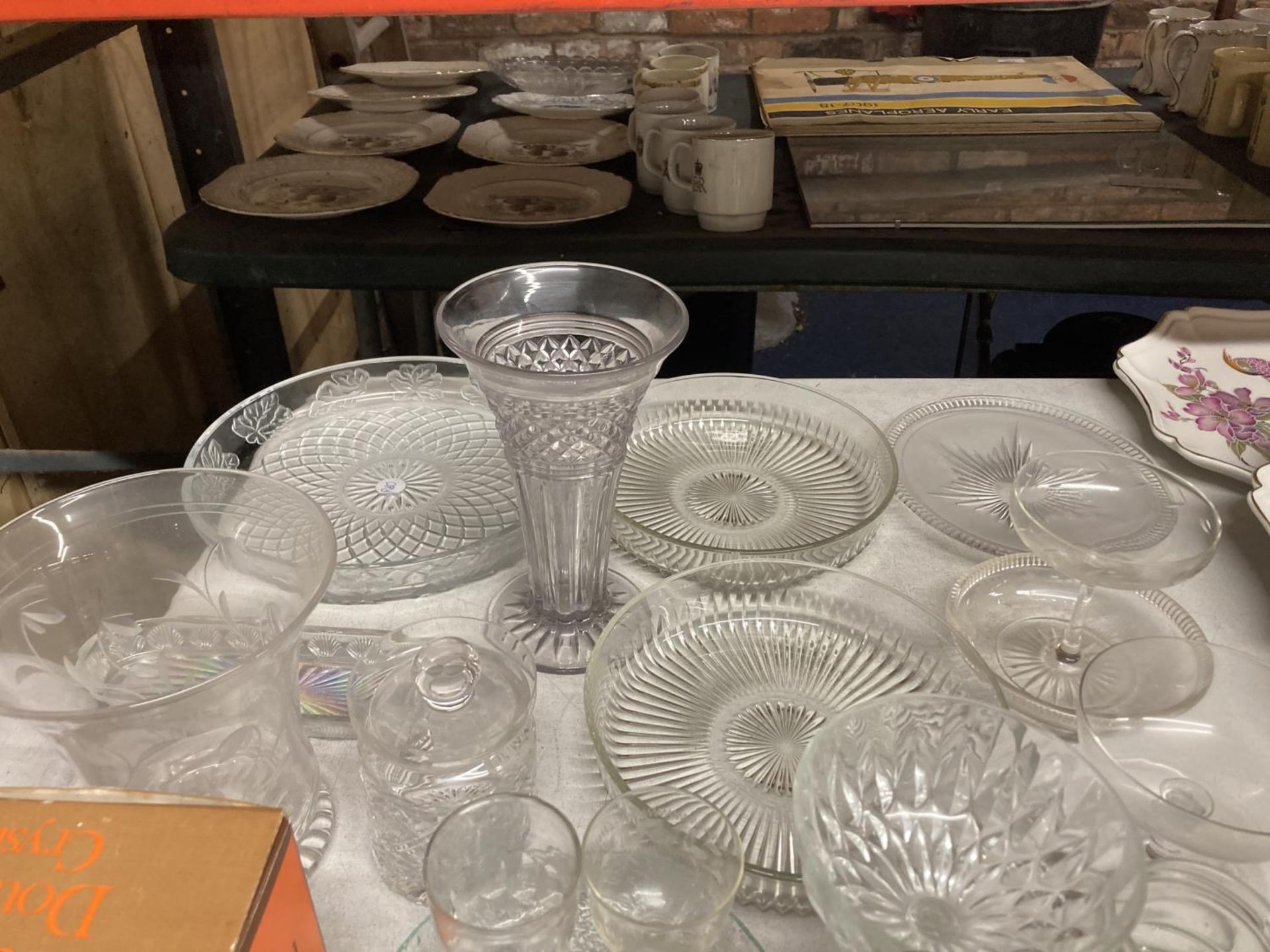 A QUANTITY OF VINTAGE GLASSWARE TO INCLUDE BOWLS, VASES, DESSERT DISHES, LIDDED POTS, GLASSES, ETC - Image 2 of 4