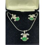 A MARKED SILVER NECKLACE WITH A GREEN STONE RABBIT PENDANT AND MATCHING EARRINGS IN A PRESENTATION