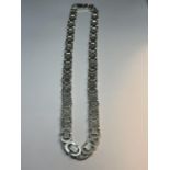 A HEAVY MARKED SILVER NECK CHAIN WITH UNUSUAL LINK DESIGN