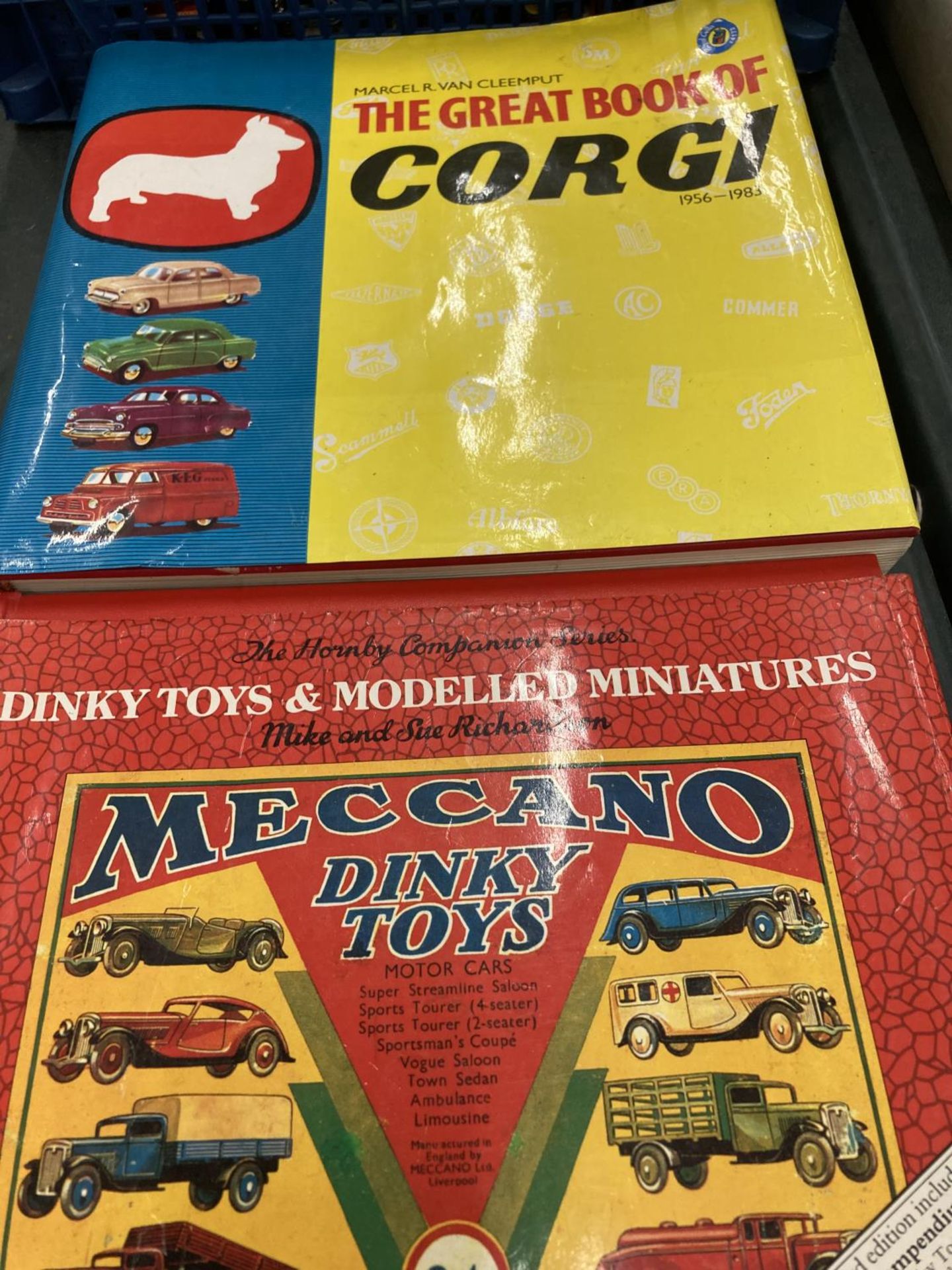 VARIOUS TOY CARS TO INCLUDE DIECAST CORGI, MATCHBOX, OXFORD ETC AND TWO BOOKS THE GREAT BOOK OF - Image 3 of 3