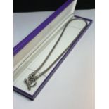 A MARKED SILVER T BAR NECKLACE IN A PRESENTATION BOX