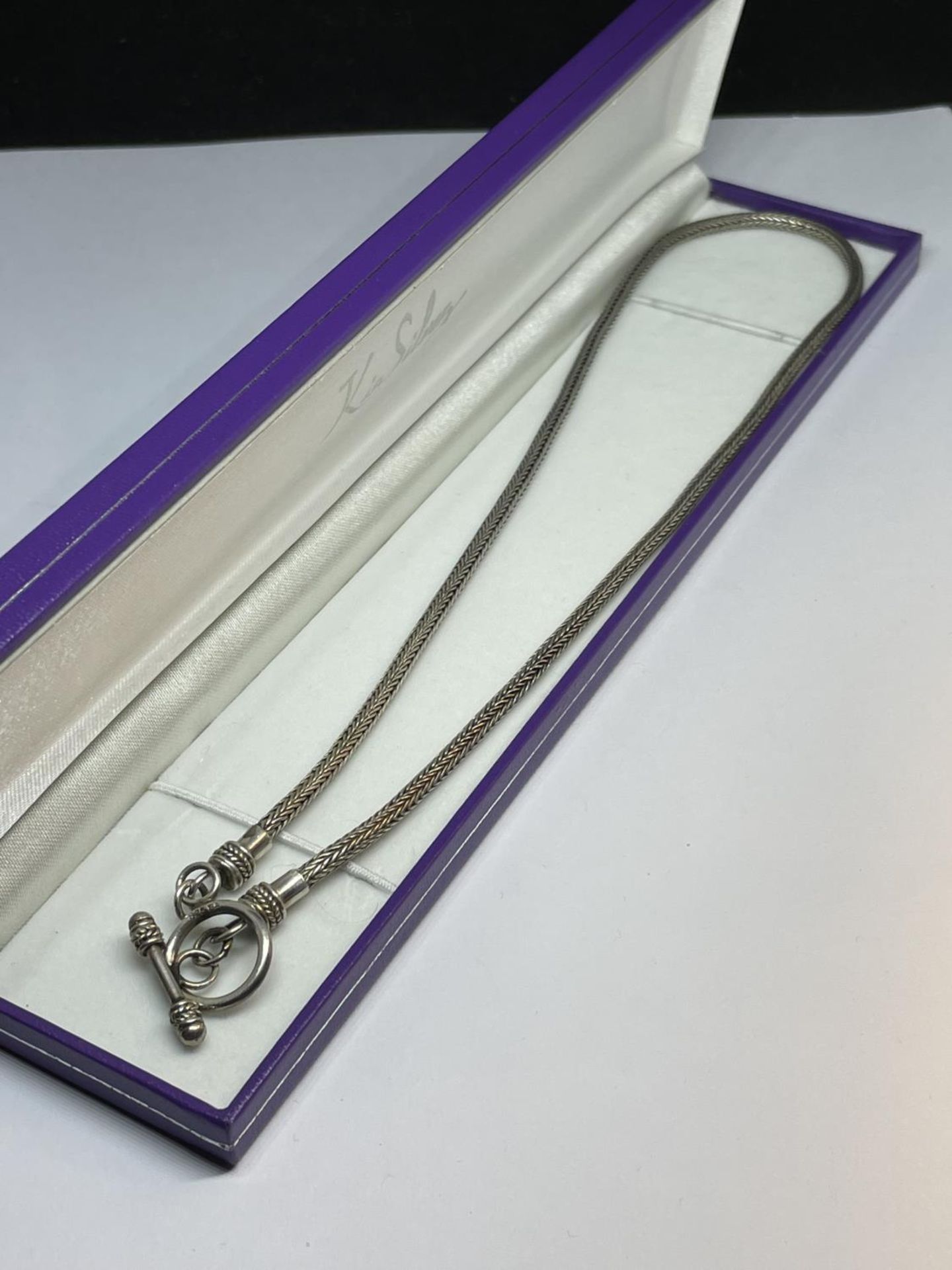 A MARKED SILVER T BAR NECKLACE IN A PRESENTATION BOX