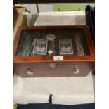 A POKER SET COMPLETE WITH PLAYING CARDS, DICE AND CHIPS IN A WOODEN BOX WITH LIFT UP COMPARTMENT FOR