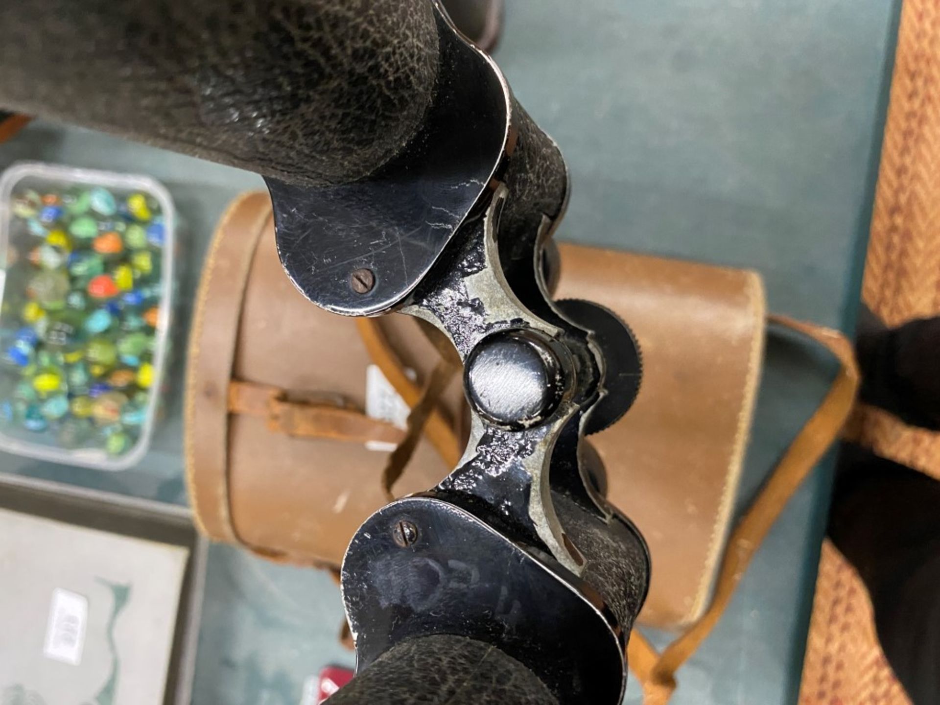 A PAIR OF VINTAGE LIEBERMAN AND GORTZ BINOCULARS IN A CASE - Image 12 of 12