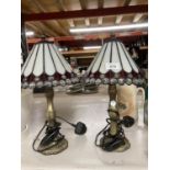 A PAIR OF VINTAGE STYLE TABLE LAMPS WITH CREAM AND BURGUNDY GLASS LAMP SHADES HEIGHT APPROX 38CM