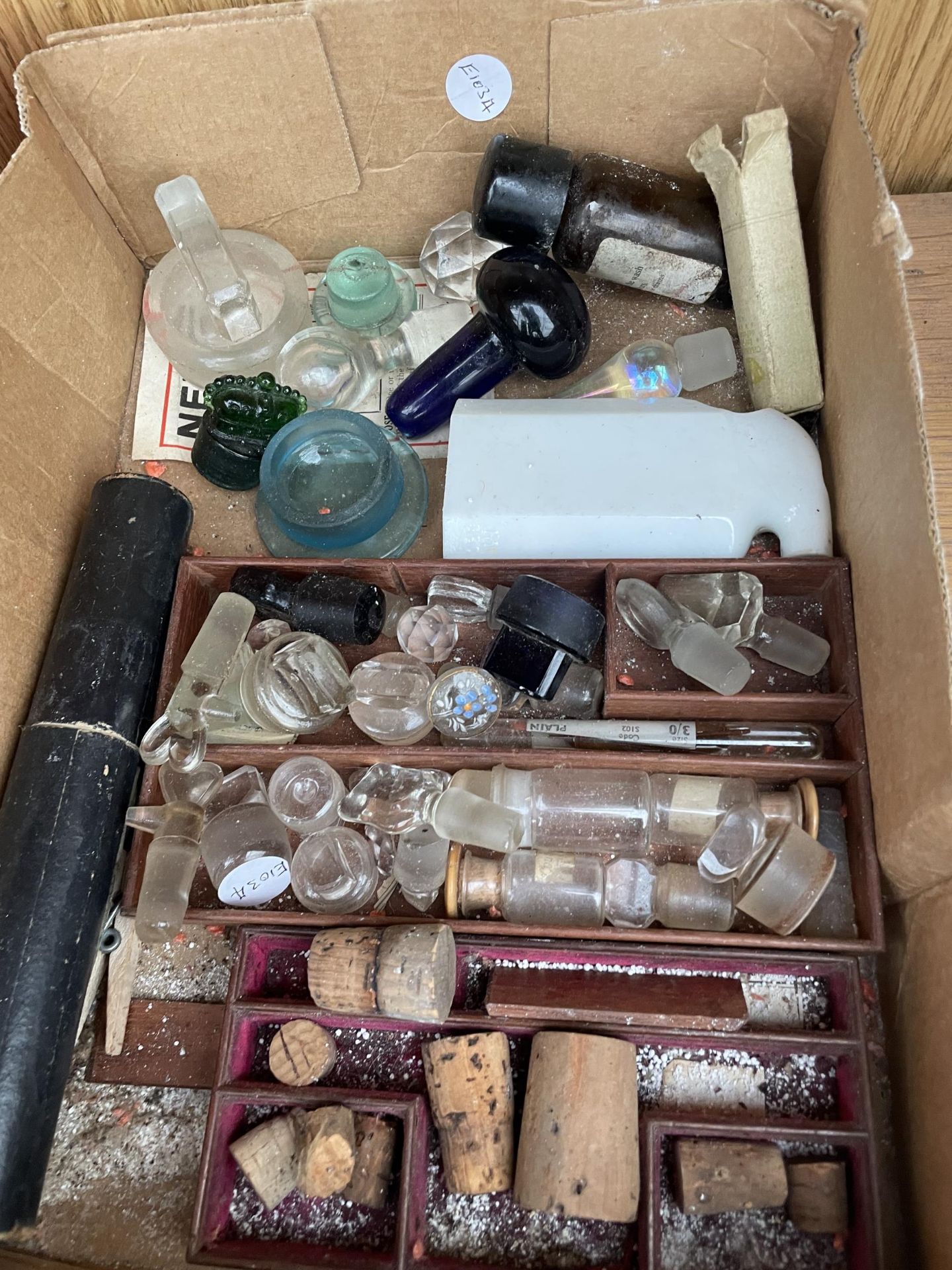 A LARGE ASSORTMENT OF VINTAGE GLASS BOTTLES AND VARIOUS STOPPERS - Image 2 of 3