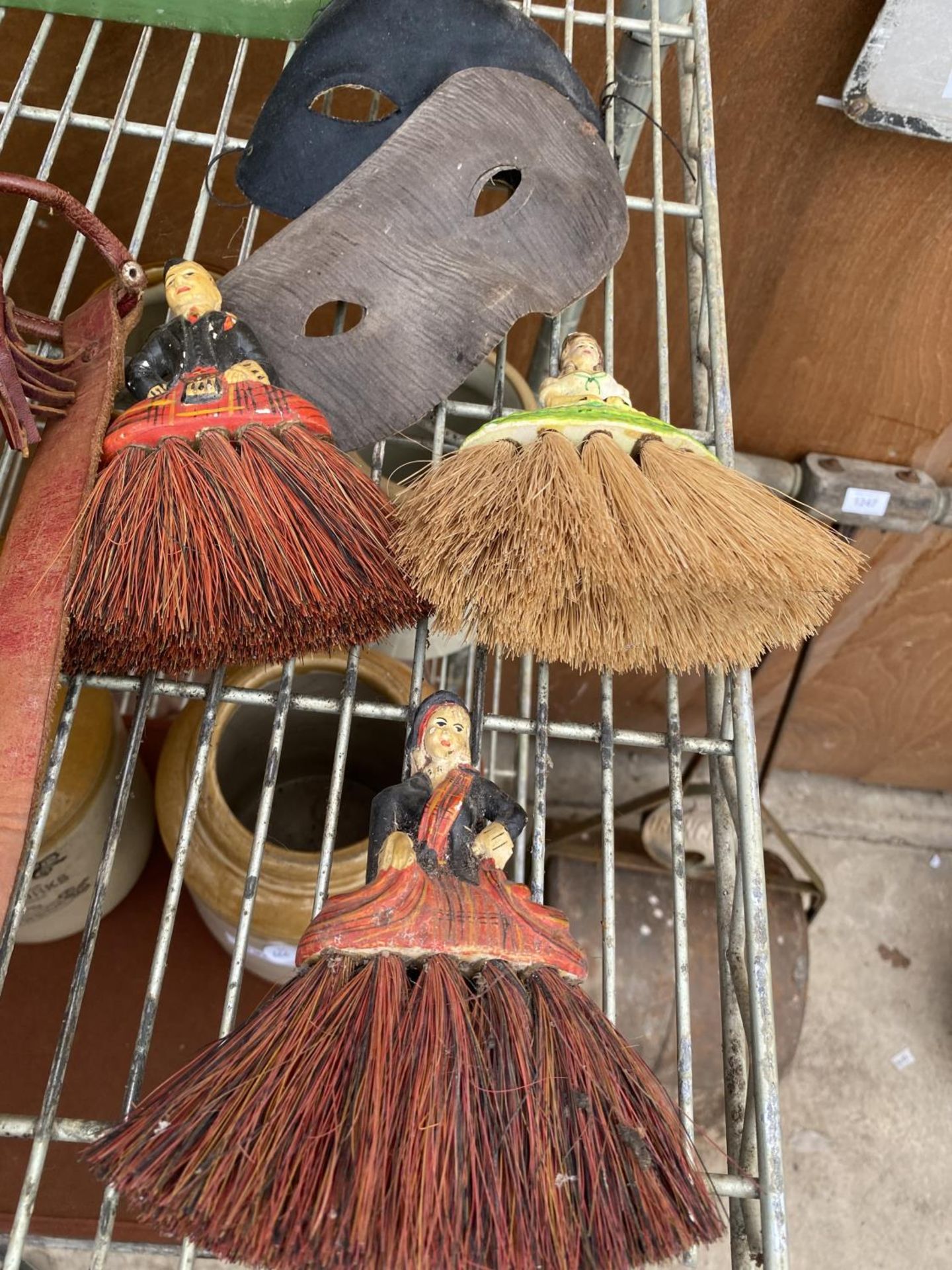 AN ASSORTMENT OF VINTAGE ITEMS TO INCLUDE A ORIENTAL CUT OF A FEMALE, FIRE BRUSHES AND A MIDDLE - Image 4 of 5